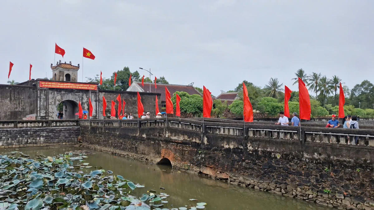 Du khách đến tham quan Thành cổ Quảng Trị dịp Quốc khánh 2/9. Ảnh: Đỗ Văn.