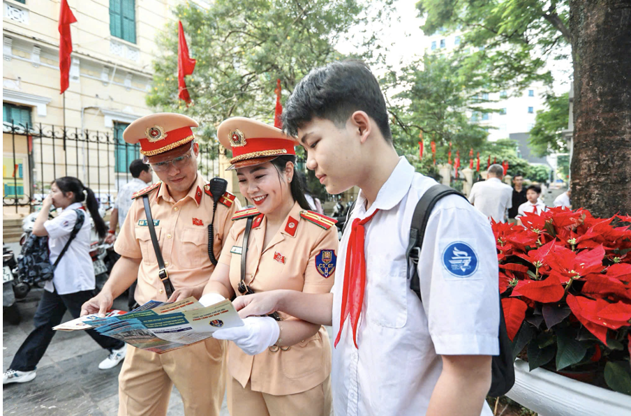 CSGT Hà Nội tuyên truyền, hướng dẫn học sinh chấp hành các quy định về trật tự, an toàn giao thông.