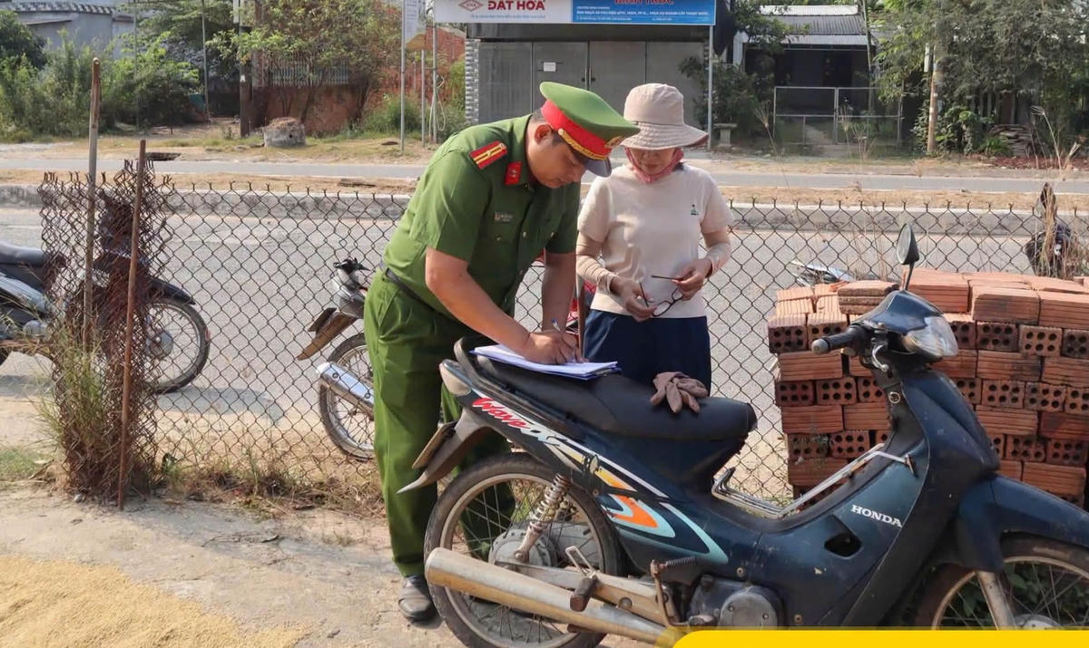 Công an tỉnh Quảng Ngãi kiểm tra người điều khiển phương tiện tham gia giao thông. Ảnh: CA Quảng Ngãi.