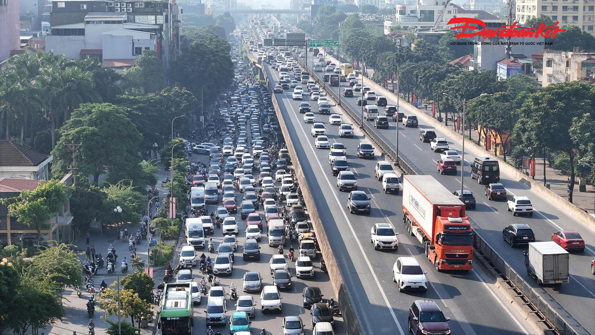 Trong khi đó, trên Vành đai 3, lượng ô tô tăng nhanh, các phương tiện di chuyển chậm. Phía bên dưới, dòng phương tiện nối dài, đặc biệt tại các điểm lên xuống và khu vực nút giao, khiến giao thông có thời điểm bị dồn ứ.