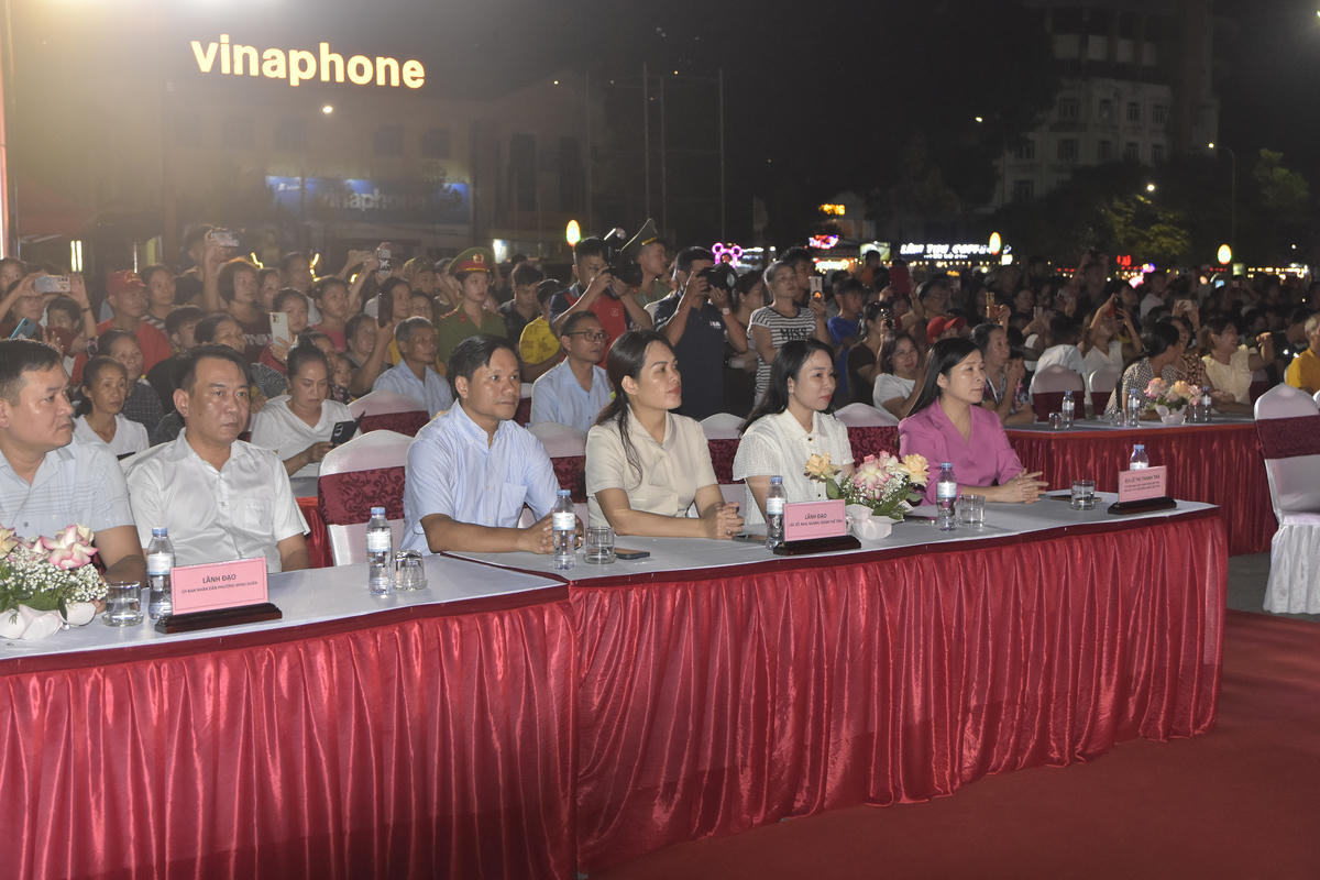 Lãnh đạo tỉnh Tuyên Quang và các đại biểu dự Chương trình nghệ thuật. Ảnh: Xuân Trường.