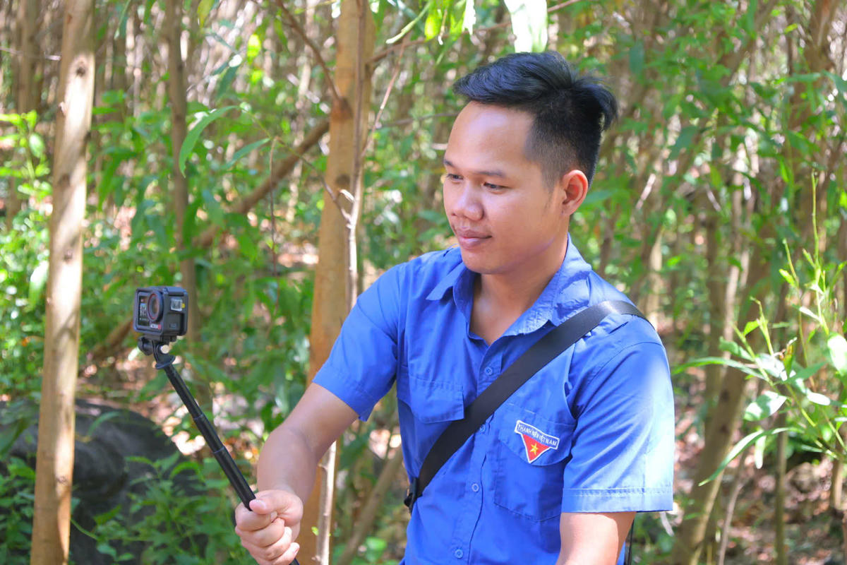 Anh Hồ Văn Khải, Bí thư Chi đoàn thôn Trà Hiệp đang quay video. Ảnh: CD. 