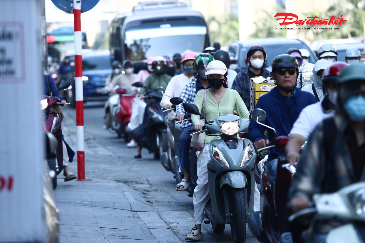 Các phương tiện tăng nhanh vào thời điểm đầu giờ sáng khiến tốc độ lưu thông giảm, có thời điểm dòng xe phải di chuyển chậm.