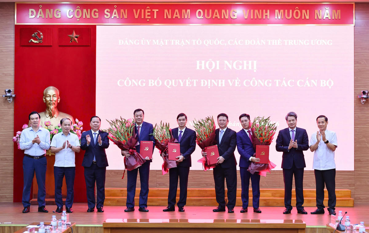 Lãnh đạo Đảng ủy MTTQ, các đoàn thể Trung ương tặng hoa chúc mừng các cán bộ được nhận Quyết định. Ảnh: Minh Đức.