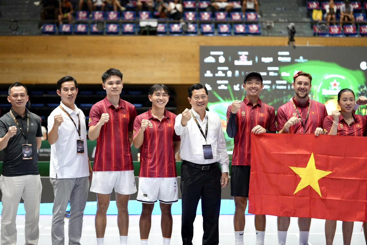 Ông Trần Phước Sơn, Phó Chủ tịch Thường trực HĐND TP Đà Nẵng thăm, động viên đội tuyển Việt Nam. Ảnh: Nguyễn Tú.