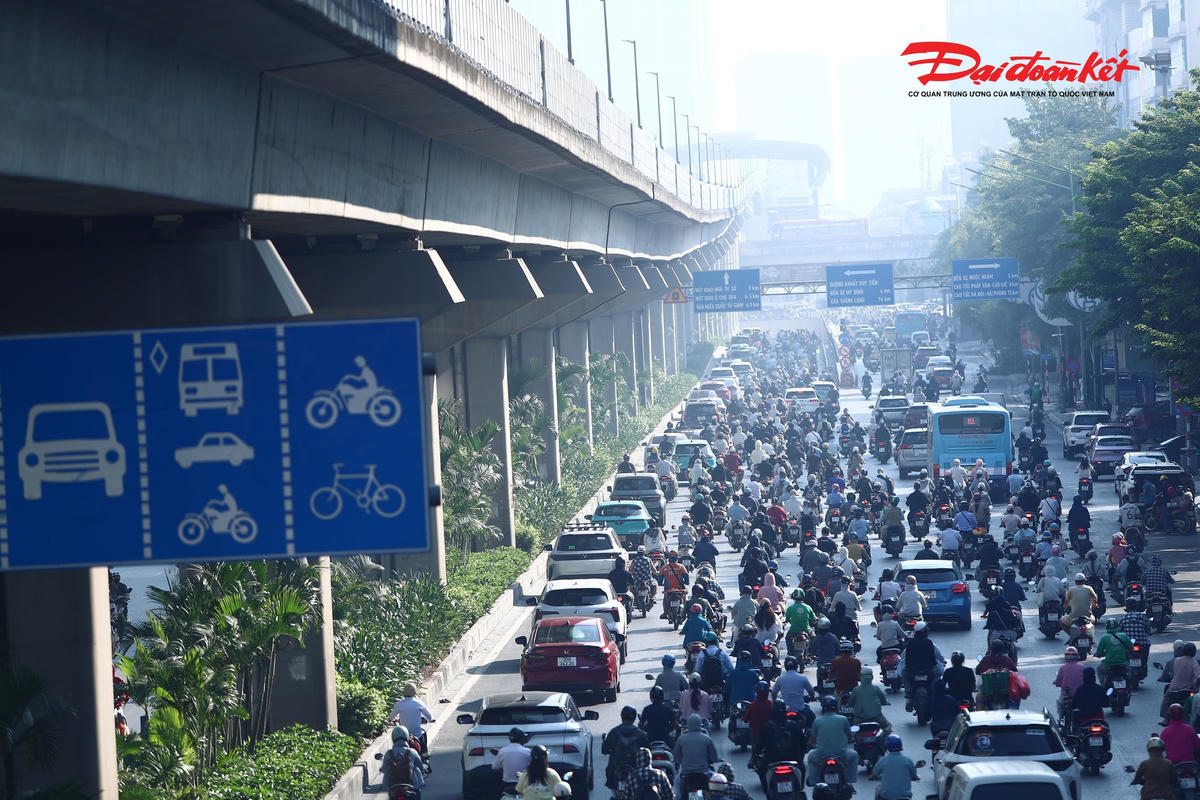 Trên đường Quang Trung, các phương tiện nối dài trên cả hai chiều. Người dân đi làm sau kỳ nghỉ khiến lưu lượng giao thông tăng cao, đặc biệt tại các nút giao và đoạn đường có mật độ phương tiện lớn.