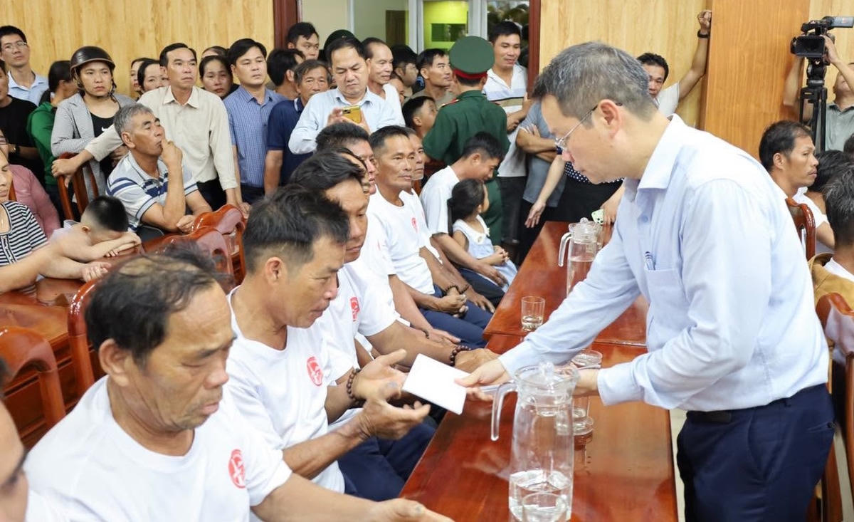 Chủ tịch UBND TP Đà Nẵng Nguyễn Mạnh Hùng tặng quà cho các ngư dân gặp nạn trên biển. Ảnh: CĐ.