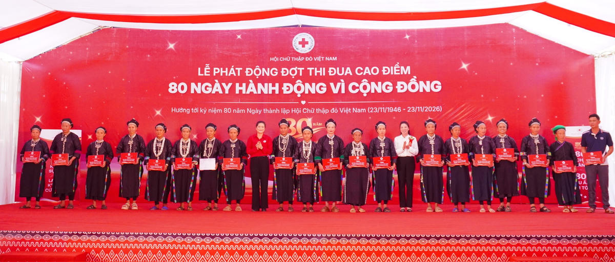 Lãnh đạo Trung ương Hội Chữ thập đỏ Việt Nam và lãnh đạo tỉnh Tuyên Quang trao hỗ trợ sinh kế cho 80 hộ gia đình có hoàn cảnh khó khăn. Ảnh: Hội Chữ thập đỏ Việt Nam.