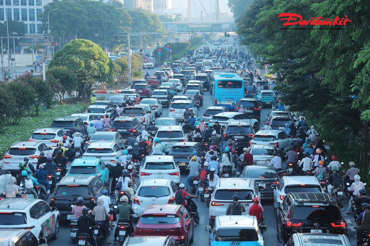 Đường phố Hà Nội nhộn nhịp trở lại sau kỳ nghỉ Quốc khánh