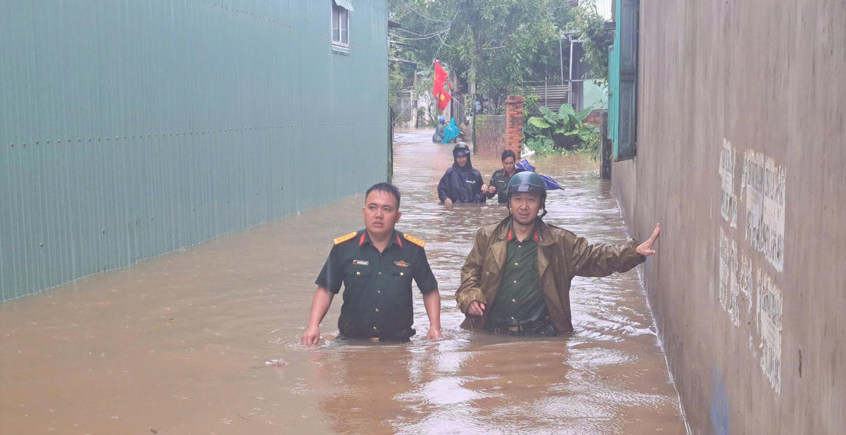 Lực lượng chức năng đến từng nhà dân vận động đến địa điểm an toàn. Ảnh: HP.