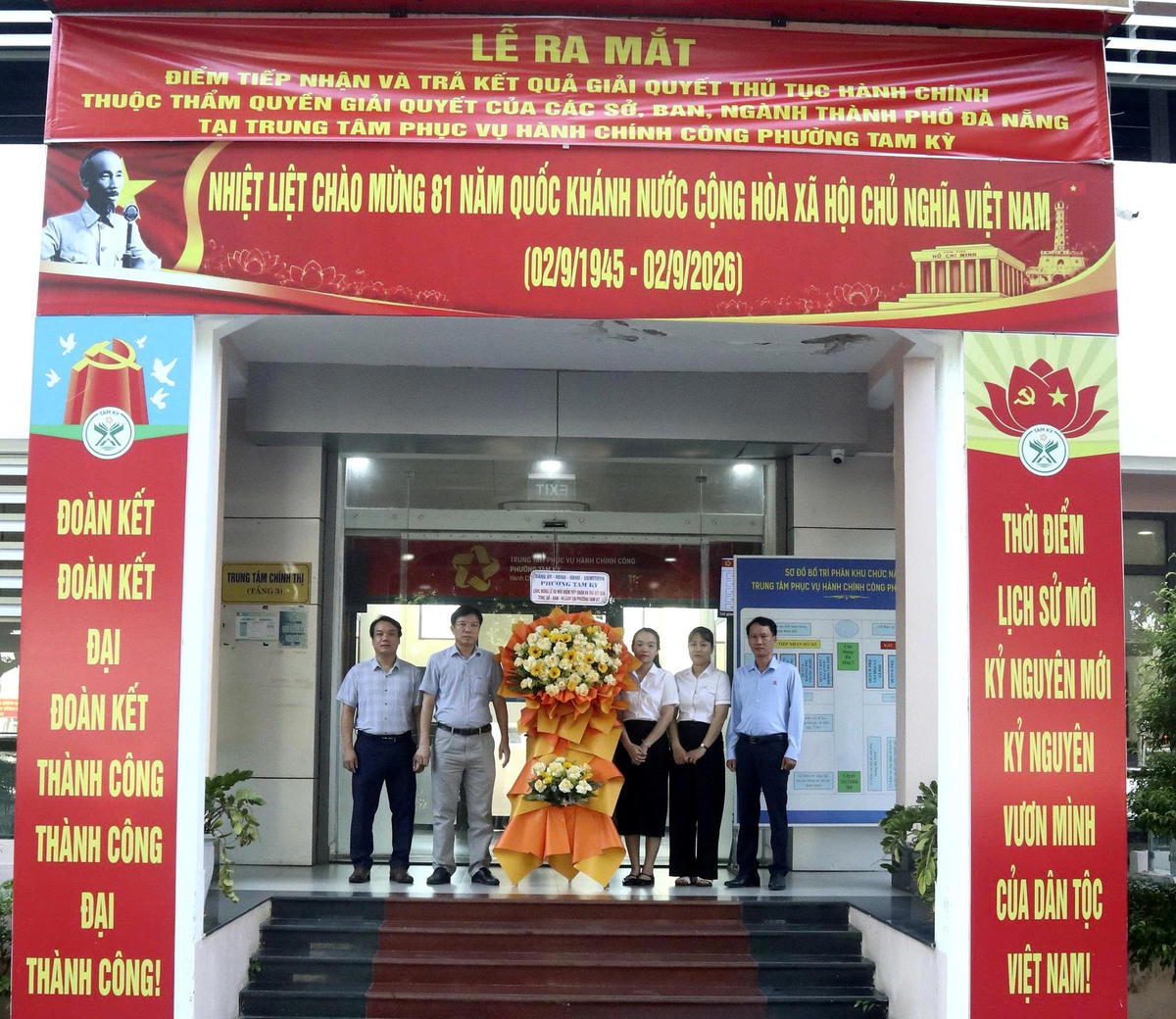Lễ ra mắt điểm tiếp nhận và trả kết quả giải quyết thủ tục hành chính thuộc thẩm quyền giải quyết của các sở, ban, ngành TP Đà Nẵng tại phường Tam Kỳ. Ảnh: TN.