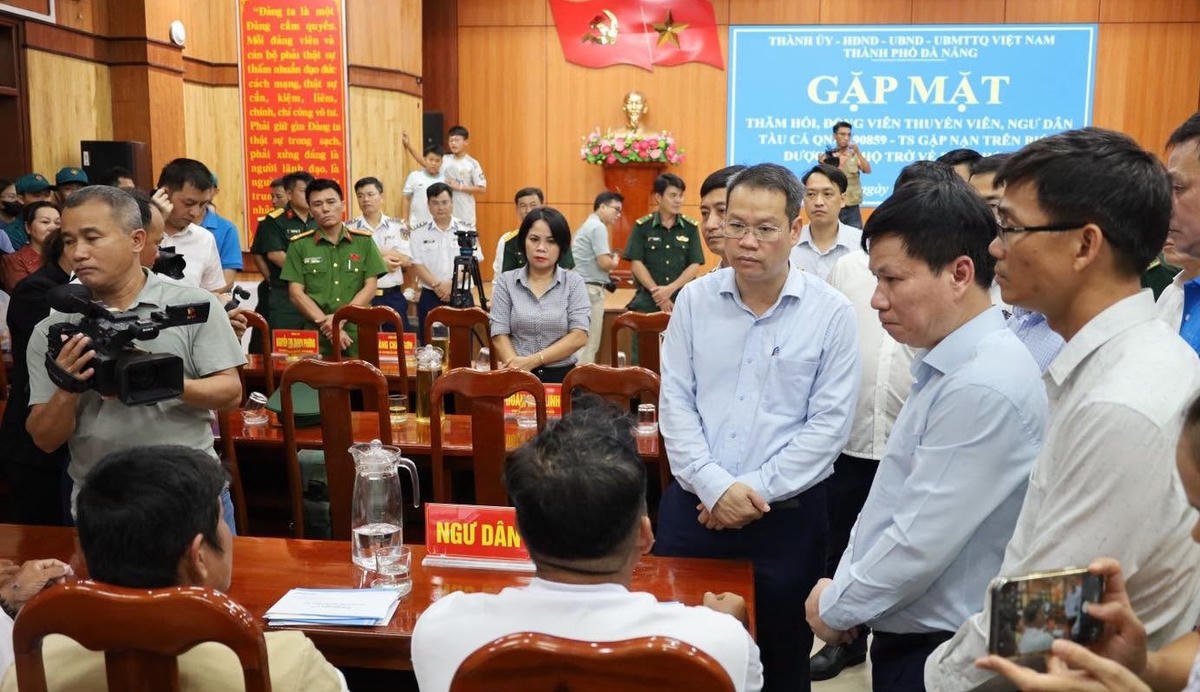 Chủ tịch UBND TP Đà Nẵng Nguyễn Mạnh Hùng thăm hỏi các ngư dân gặp nạn trên biển. Ảnh: NT.
