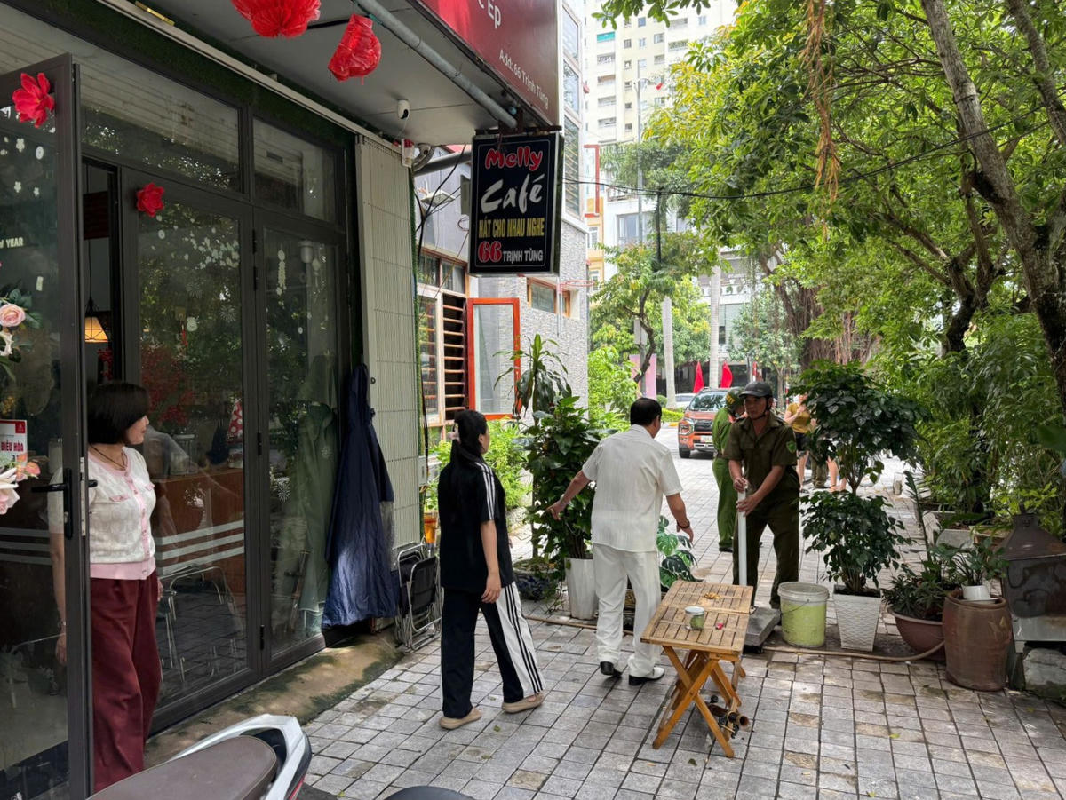 Công an Hạc Thành kiên quyết xử lý các trường hợp lấn chiếm hàng lang, vỉa hè. Ảnh: CAP Hạc Thành