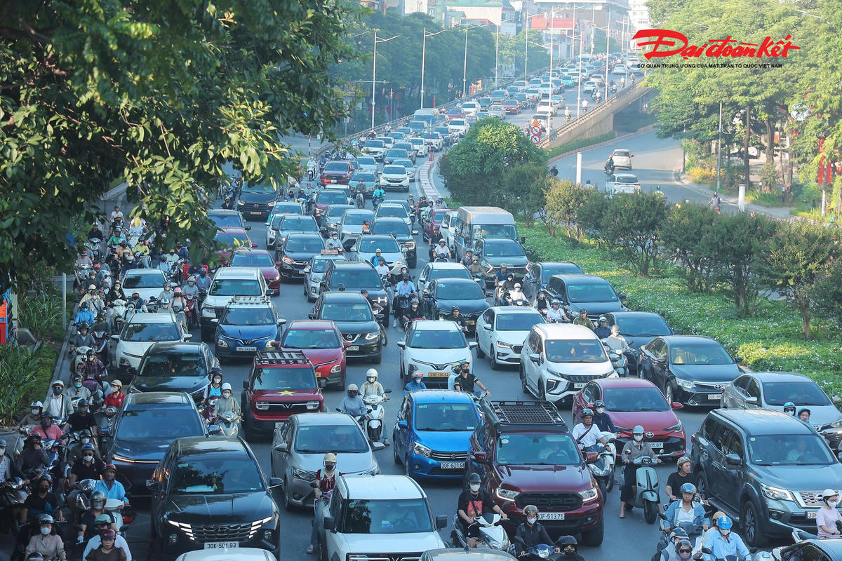 Đường phố Hà Nội nhộn nhịp trở lại sau kỳ nghỉ Quốc khánh