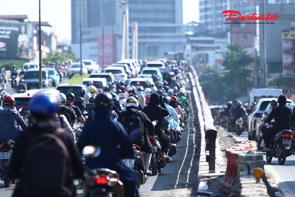 Càng về khu vực trung tâm, mật độ phương tiện càng tăng. Tại Ngã Tư Sở, các dòng xe từ nhiều hướng đổ về khiến khu vực nút giao trở nên đông đúc.