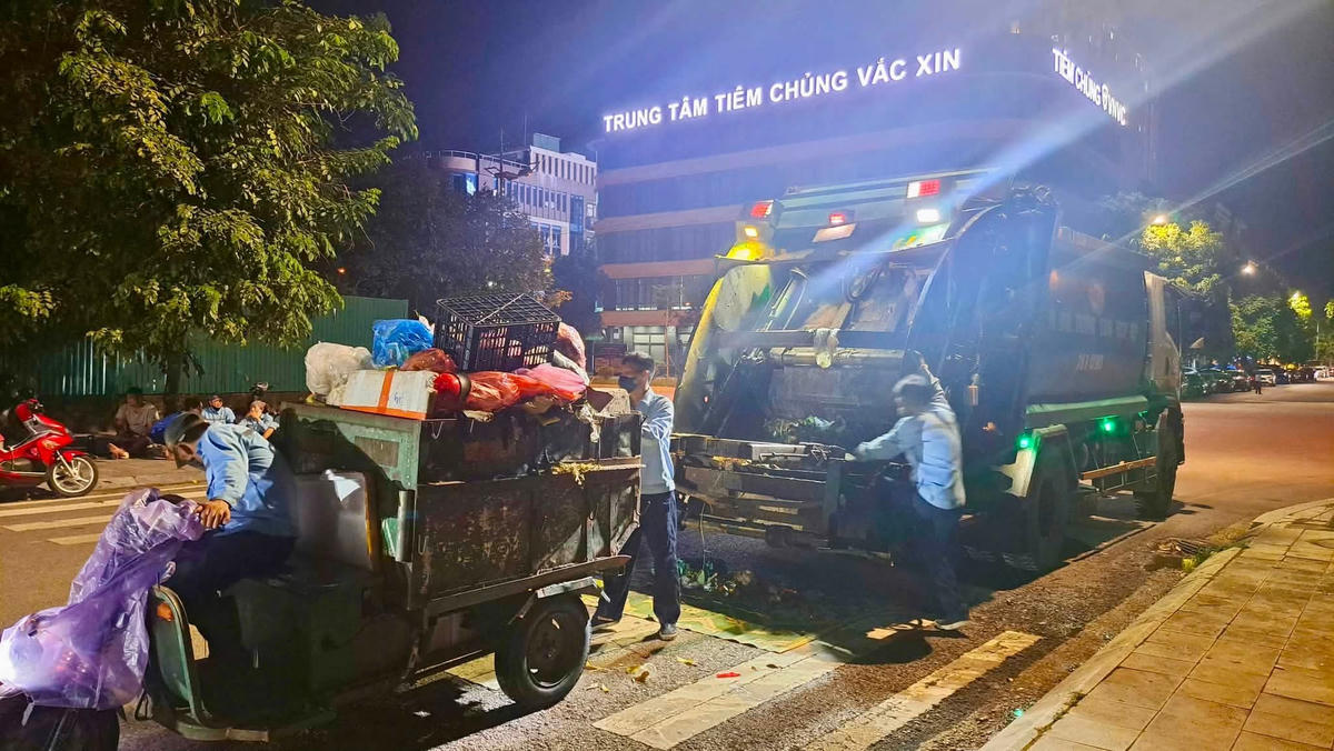 Phường Hạc Thành thực hiện thí điểm thu gom rác theo giờ từ 1/9, sẽ làm cả ca đêm (ca 1 từ 19 - 23h; ca 2 từ 24 - 4h sáng). Ảnh: Lê Thảo