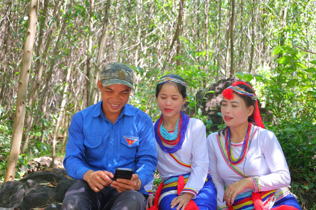 Các thành viên chăm chú học quay, ghi hình cảnh vật địa phương. Ảnh: CD.