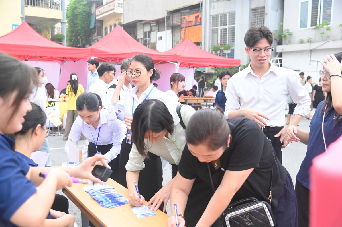 Rộn ràng chào đón D21 nhập học: Chính thức viết tên mình vào hành trình EPU
