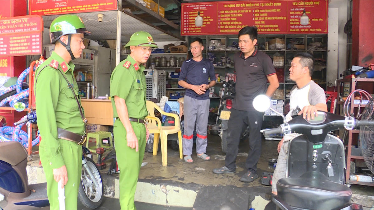 Công an phường Hạc Thành tuyên truyền, yêu cầu người dân không lấn chiếm hàng lang, vỉa hè. Ảnh: CAP Hạc Thành