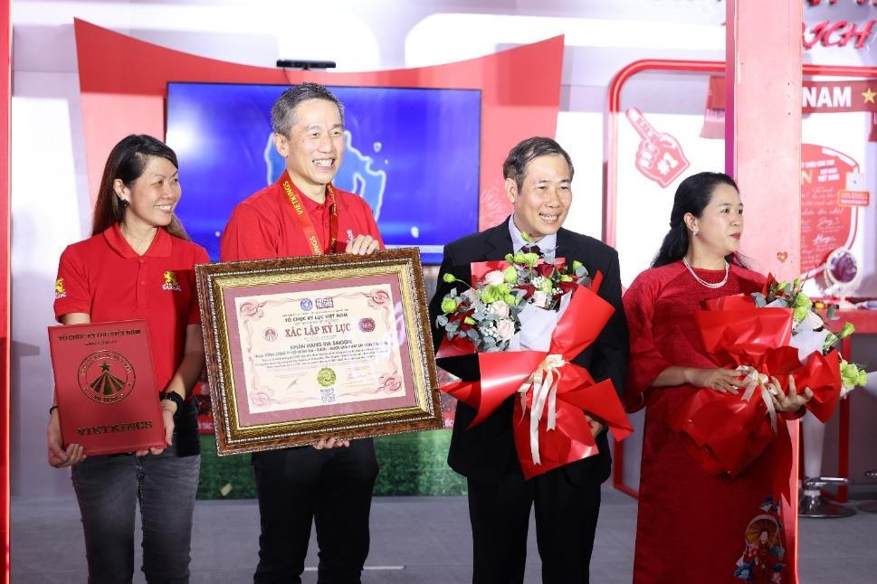 Đại diện SABECO nhận giấy chứng nhận Xác lập kỷ lục từ VietKings tại đêm diễn ra trận chung kết lượt về ASEAN Cup 2026 (Ảnh: SABECO)