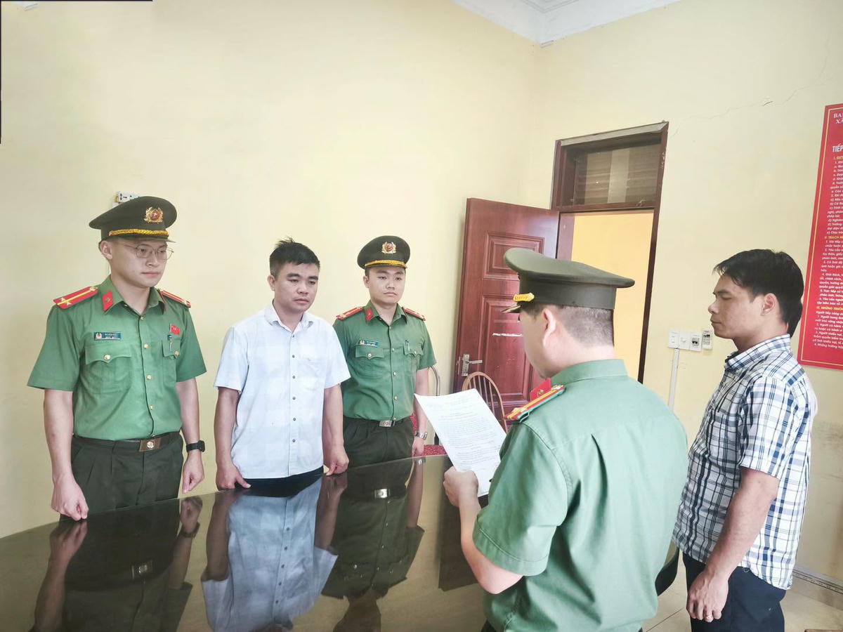Cơ quan điều tra thực hiện các biện pháp tố tụng đối với Nguyễn Văn Năm. Ảnh: Công an tỉnh Tuyên Quang.