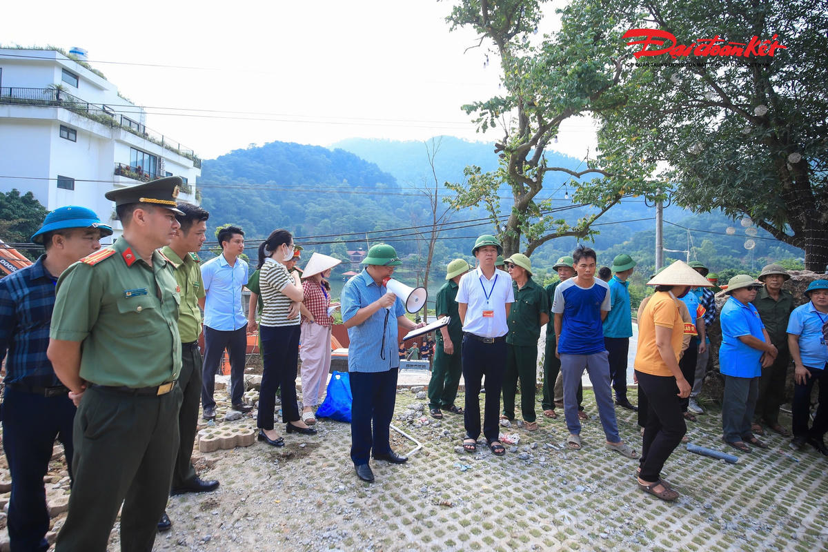 Tại hiện trường, đại diện UBND xã Kim Anh công bố quyết định cưỡng chế, yêu cầu chủ công trình khắc phục hành vi chuyển đất rừng phòng hộ sang đất phi nông nghiệp không phải đất ở khi chưa được cơ quan có thẩm quyền cho phép.