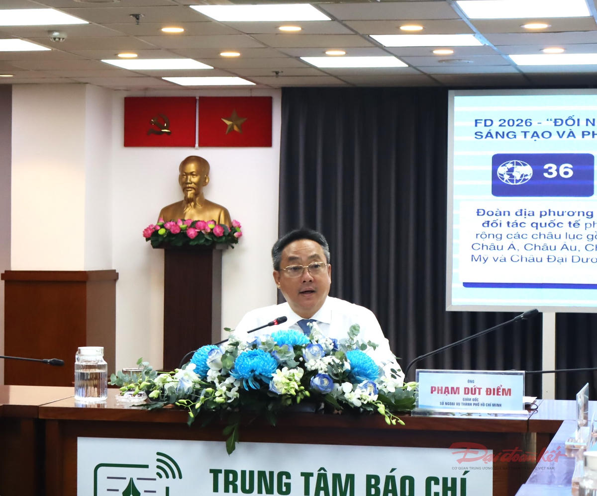 Ông Phạm Dứt Điểm, Giám đốc Sở Ngoại vụ TPHCM cung cấp thông tin tại buổi họp báo. Ảnh: T.Luân.