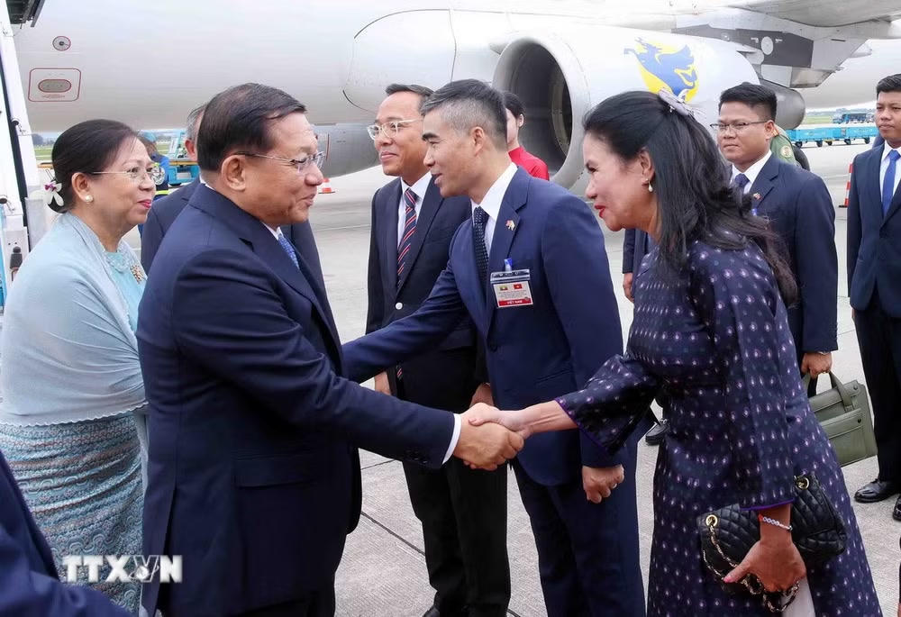 ttxvn-tong-thong-myanmar-va-phu-nhan-den-ha-noi-2.jpg