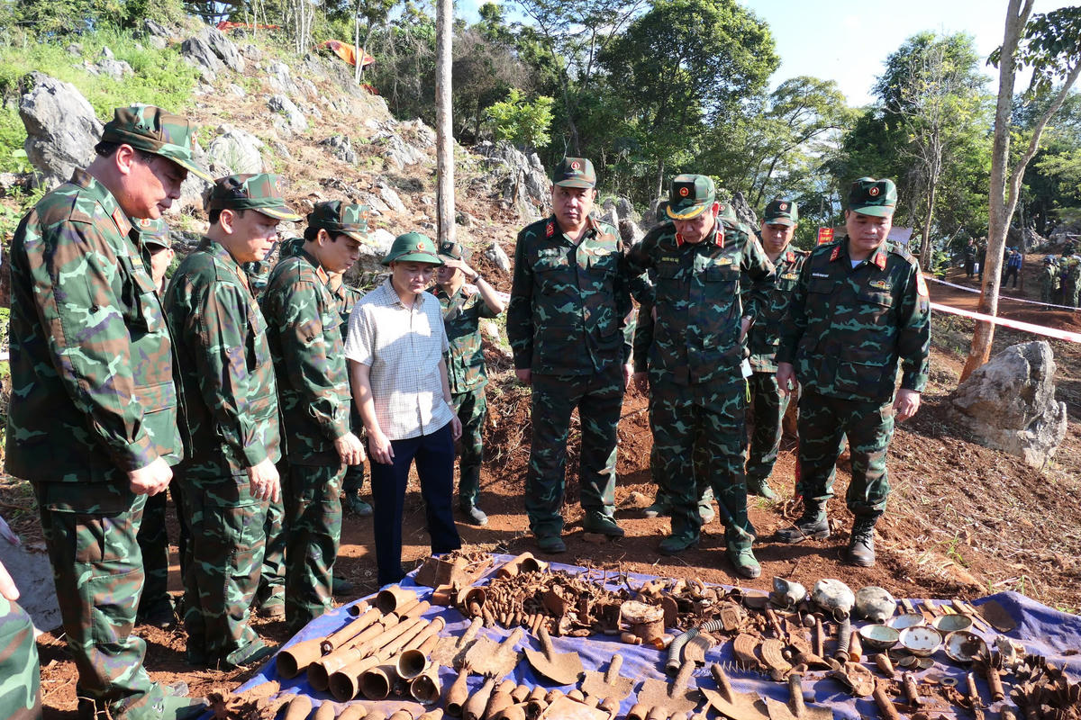 Thượng tướng Nguyễn Văn Gấu cùng đoàn công tác kiểm tra thực địa công tác tìm kiếm, quy tập hài cốt liệt sĩ tại xã Thanh Thủy, tỉnh Tuyên Quang.