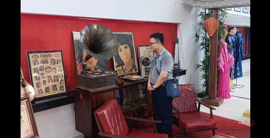 Một không gian nghệ thuật cải lương truyền thống được tái hiện bên lề sự kiện. Ảnh: T.Luân.