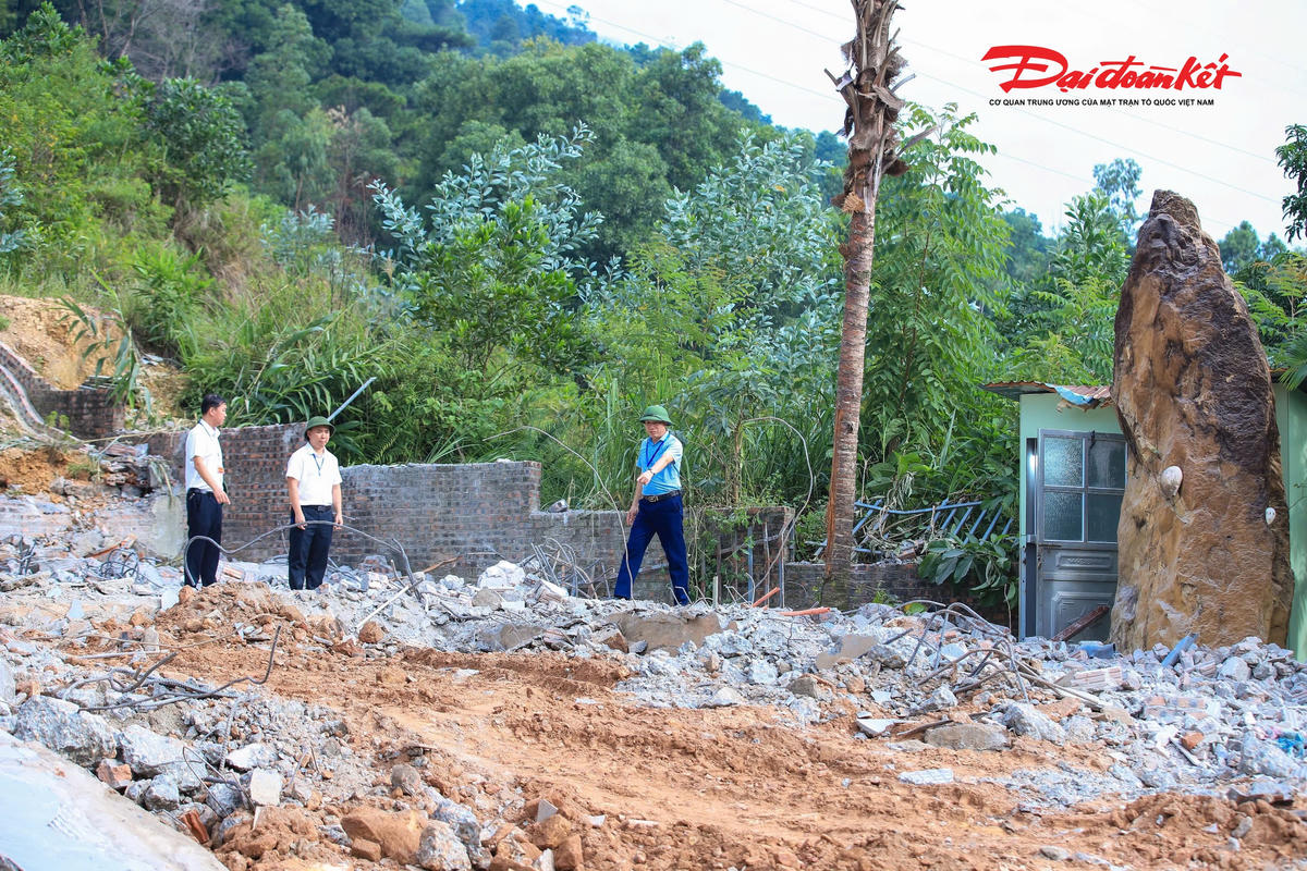 Trước thời điểm cưỡng chế, chủ công trình đã chủ động huy động máy xúc để tháo dỡ một phần công trình, thu hồi vật liệu và di chuyển tài sản. Do đó, lực lượng chức năng tiếp tục sử dụng máy móc để phá dỡ những hạng mục còn lại.