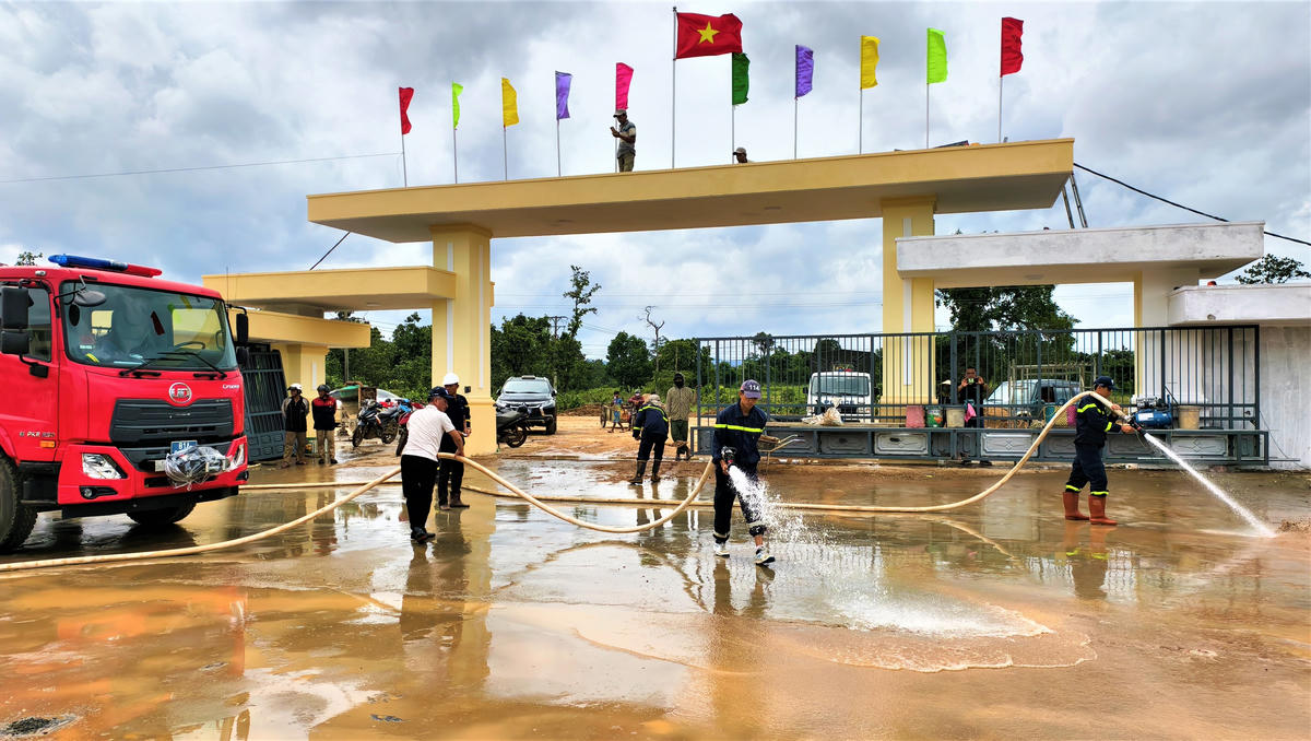 Lực lượng chức năng tỉnh Gia Lai đang dọn vệ sinh sạch sẽ để chuẩn bị đón học sinh đi học trở lại. Ảnh: CA.