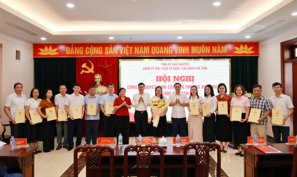 Trao quyết định tiếp nhận cho các cán bộ. Ảnh: Hương Ly.