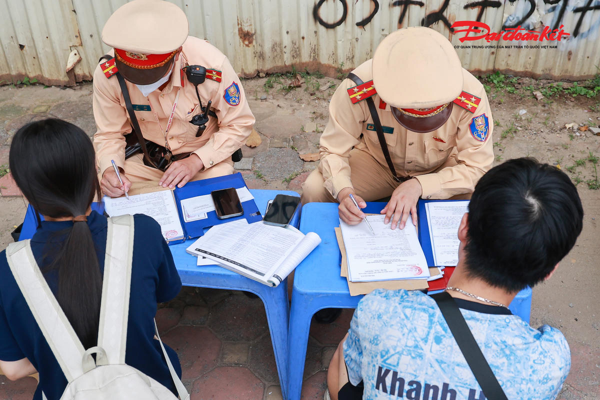 Tổ công tác lập biên bản và tạm giữ phương tiện tham gia giao thông. Ảnh: Quang Vinh.