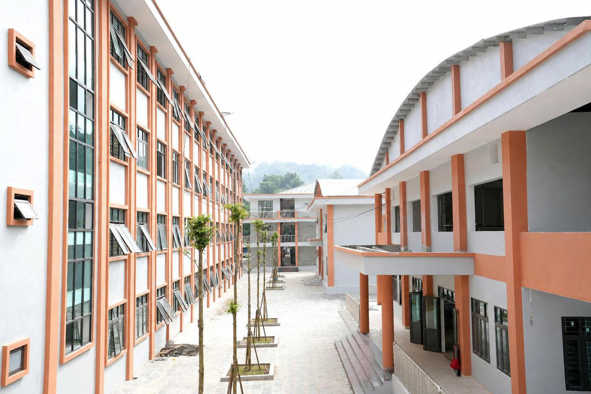 Những dãy phòng học sáng màu, khu nội trú và nhà đa năng tạo nên một không gian giáo dục hiện đại, mở ra điều kiện học tập, sinh hoạt tốt hơn cho con em đồng bào các dân tộc vùng biên.