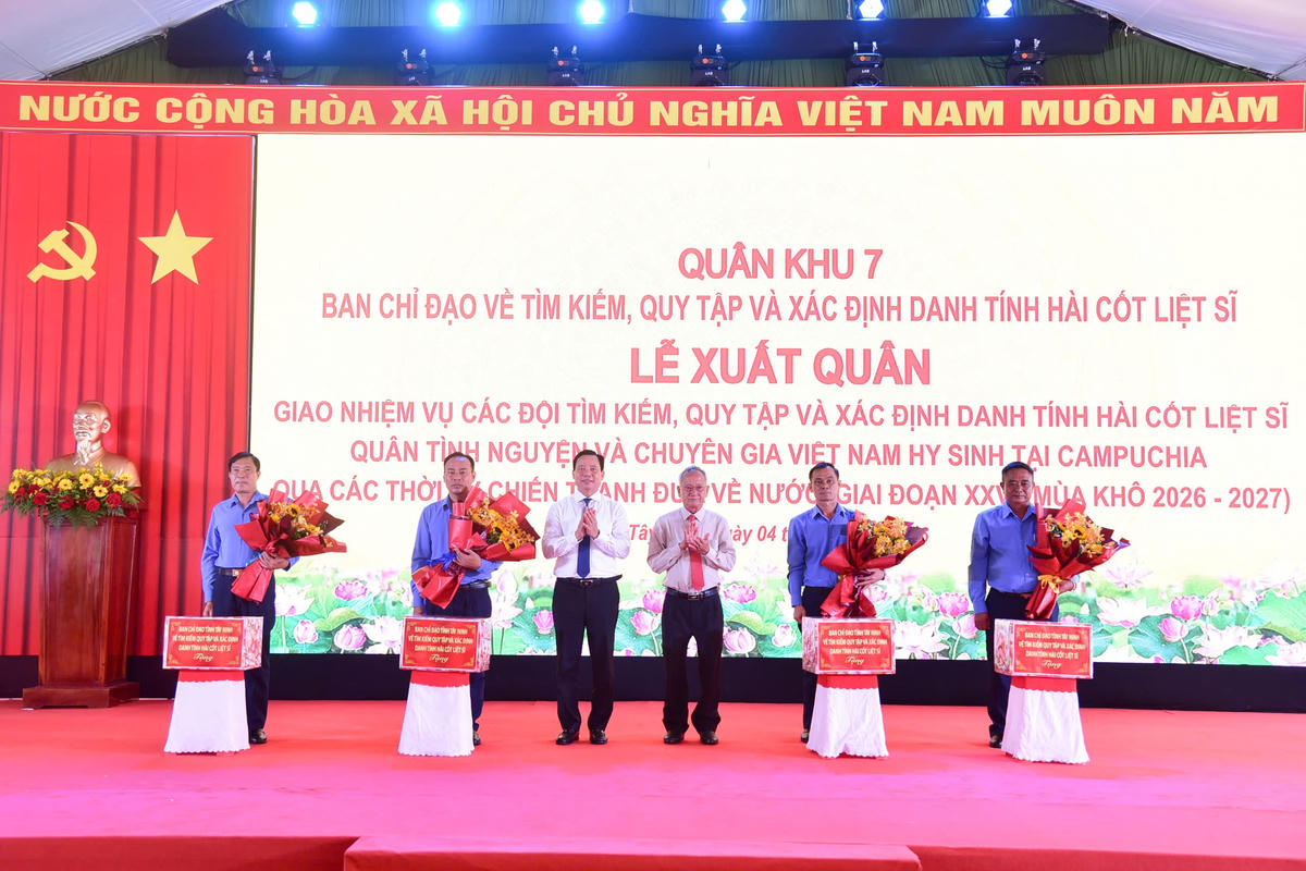 Đại diện các đội K trước giờ lên đường làm nhiệm vụ. Ảnh: L.Tiến.