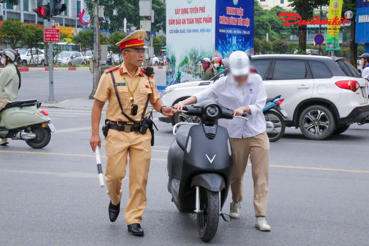 Thực hiện kế hoạch của Công an TP Hà Nội về đẩy mạnh tuyên truyền, kiểm tra, xử lý vi phạm giao thông đối với lứa tuổi học sinh, phụ huynh và phương tiện đưa đón học sinh trong năm học 2026-2027, sáng 4/9, lực lượng CSGT đồng loạt triển khai tại nhiều tuyến đường, khu vực cổng trường trên địa bàn thành phố.