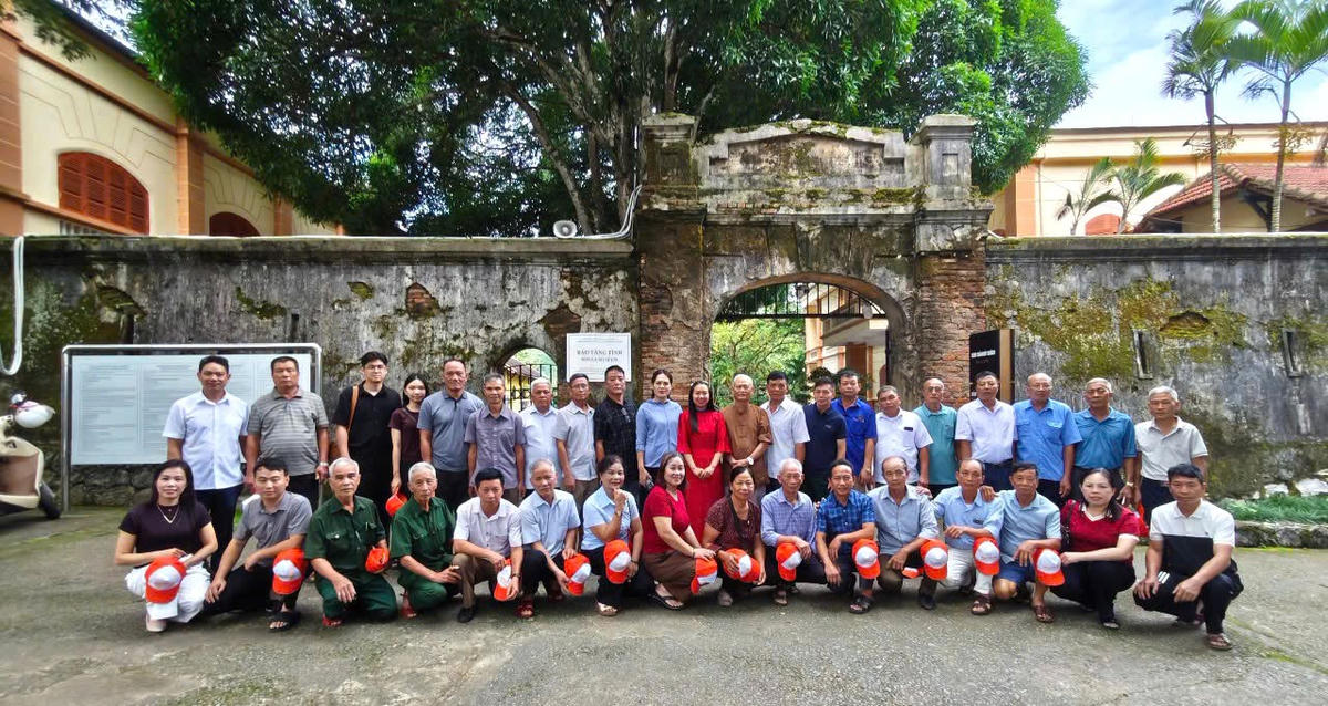 Người có uy tín tỉnh Tuyên Quang tham quan, sinh hoạt chính trị tại Di tích Quốc gia đặc biệt nhà tù Sơn La.