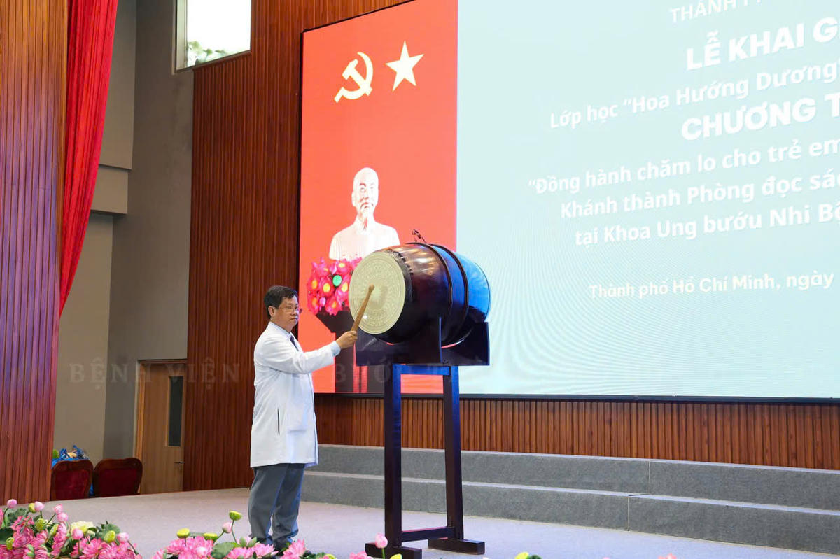 Lãnh đạo Bệnh viện Ung Bướu TPHCM đánh trống khai giảng năm học mới các bệnh nhi đang điều trị bệnh hiểm nghèo tại bệnh viện. Ảnh: U.B