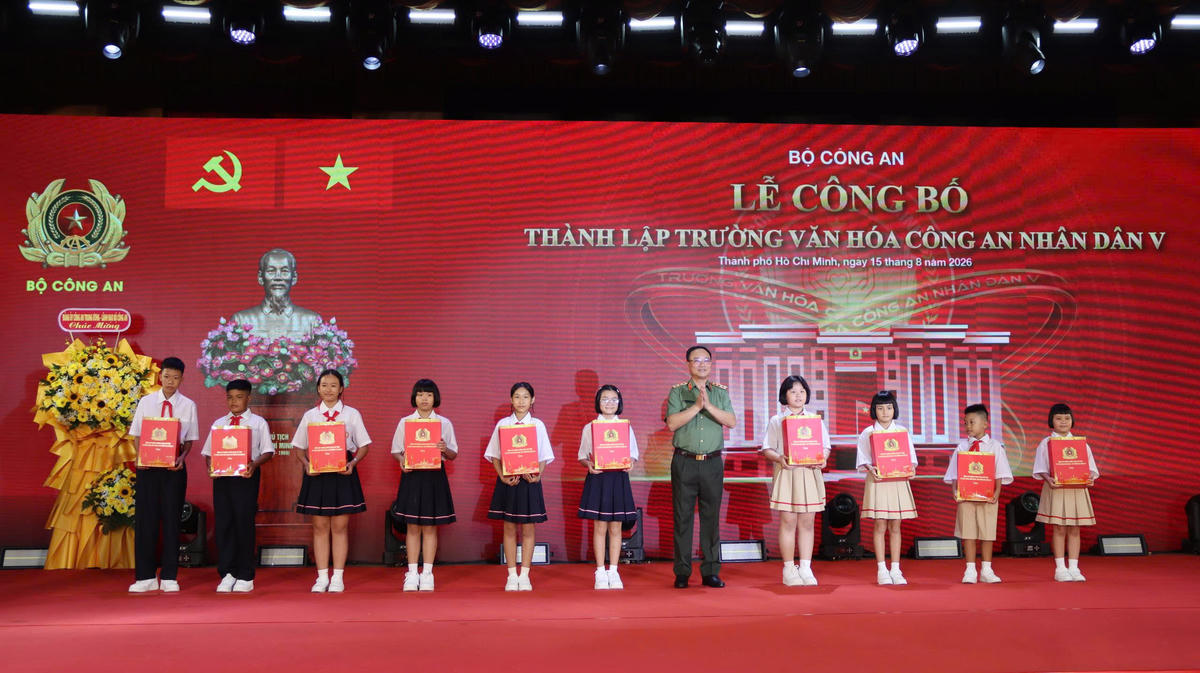 Đại diện lãnh đạo Bộ Công an tặng quà cho các em học sinh có hoàn cảnh khó khăn tại Lễ thành lập Trường Văn hóa CAND V tại TPHCM. Ảnh: TL