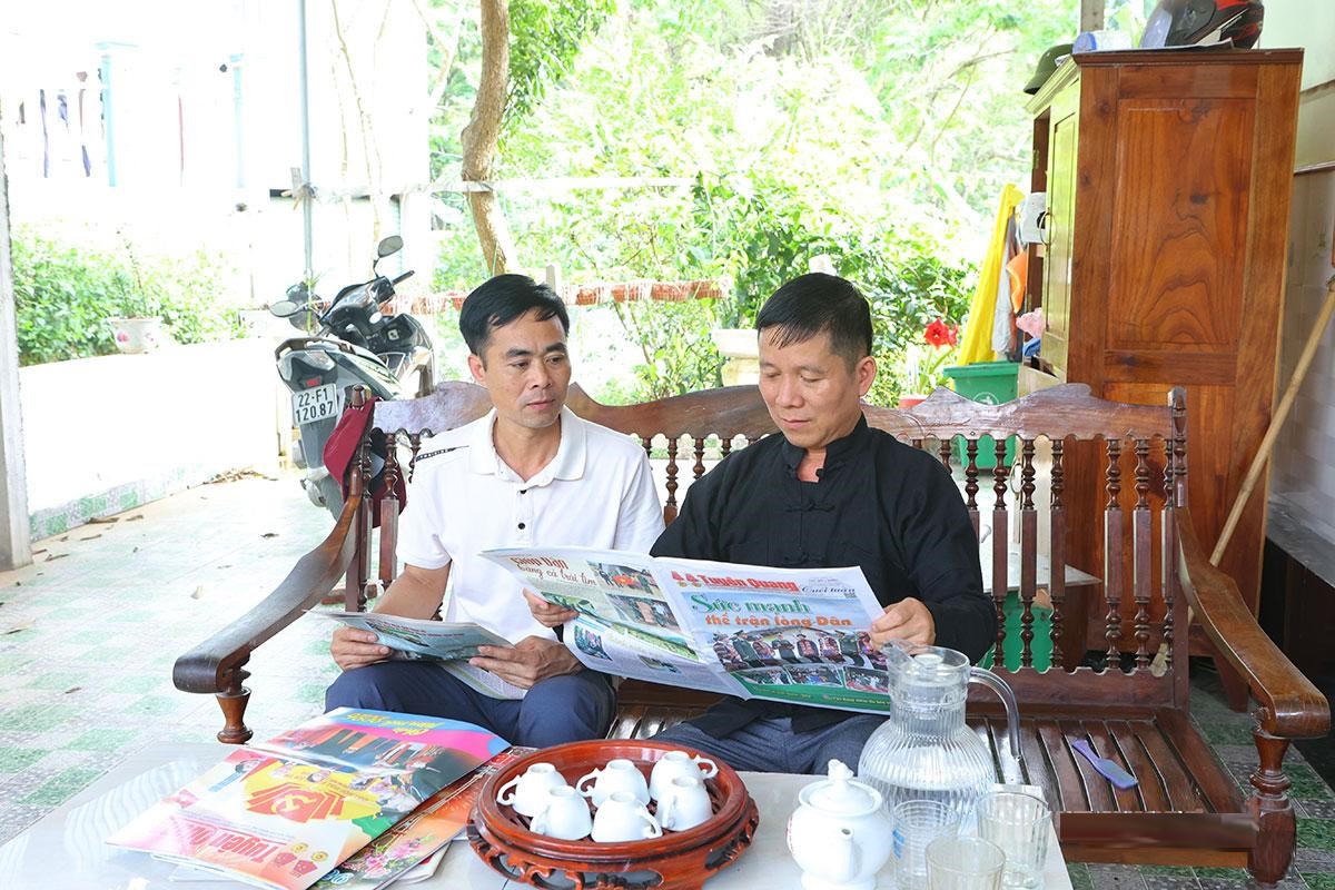 Ông Đinh Văn Dần (áo đen bên phải), Bí thư Chi bộ, Trưởng thôn, Người có uy tín thôn Bản Ba, xã Tri Phú, Tuyên Quang.