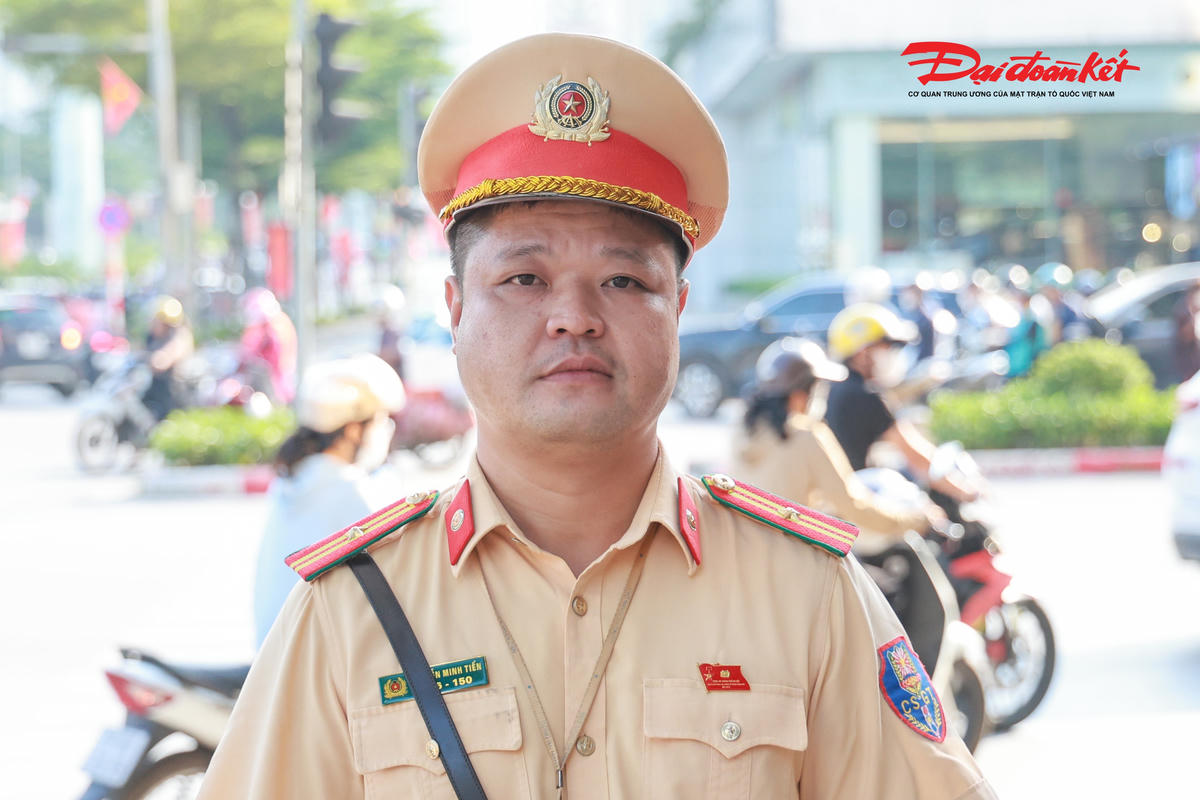 Thiếu tá Nguyễn Minh Tiến, tổ trưởng tổ công tác Đội CSGT đường bộ số 7, cho biết việc kiểm tra, xử lý học sinh và phụ huynh vi phạm nhằm nâng cao ý thức chấp hành pháp luật, góp phần kéo giảm tai nạn giao thông và bảo đảm an toàn cho học sinh ngay từ đầu năm học.Theo Thiếu tá Tiến, qua thực tế kiểm tra, các lỗi như học sinh chưa đủ tuổi sử dụng xe máy, không đội mũ bảo hiểm, chở quá số người, vượt đèn đỏ, đi ngược chiều và sử dụng phương tiện đã tự ý thay đổi kết cấu vẫn xuất hiện. Đây là những hành vi tiềm ẩn nguy cơ tai nạn, trong khi kỹ năng xử lý tình huống và nhận diện nguy hiểm của học sinh còn hạn chế. Ảnh: Quang Vinh.