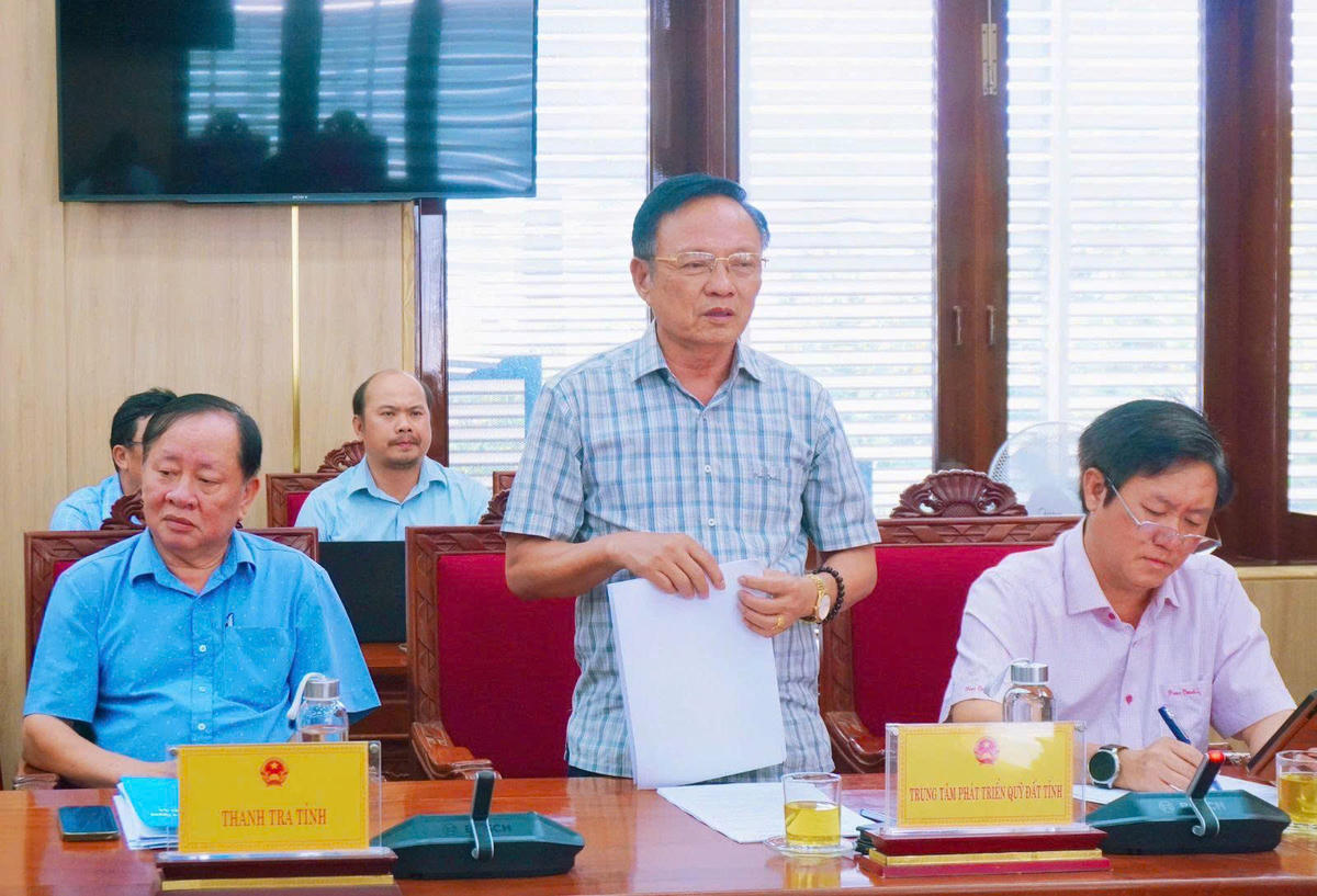 Lãnh đạo Trung tâm Phát triển quỹ đất tỉnh Quảng Ngãi phát biểu ý kiến tại buổi làm việc. Ảnh: BT.