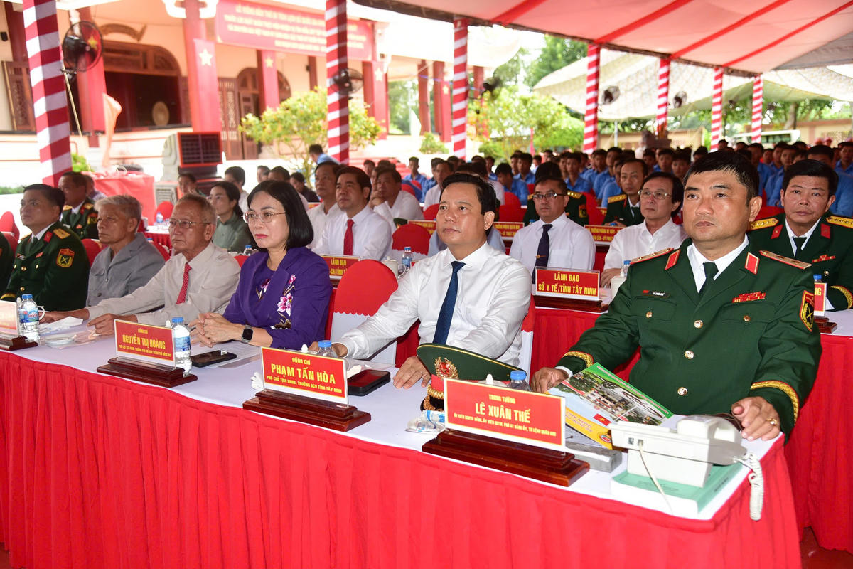 Buổi lễ xuất quân về tìm kiếm, quy tập và xác định danh tính hài cốt liệt sĩ quân tình nguyện và chuyên gia Việt Nam hy sinh tại Campuchia. Ảnh: L.Tiến.