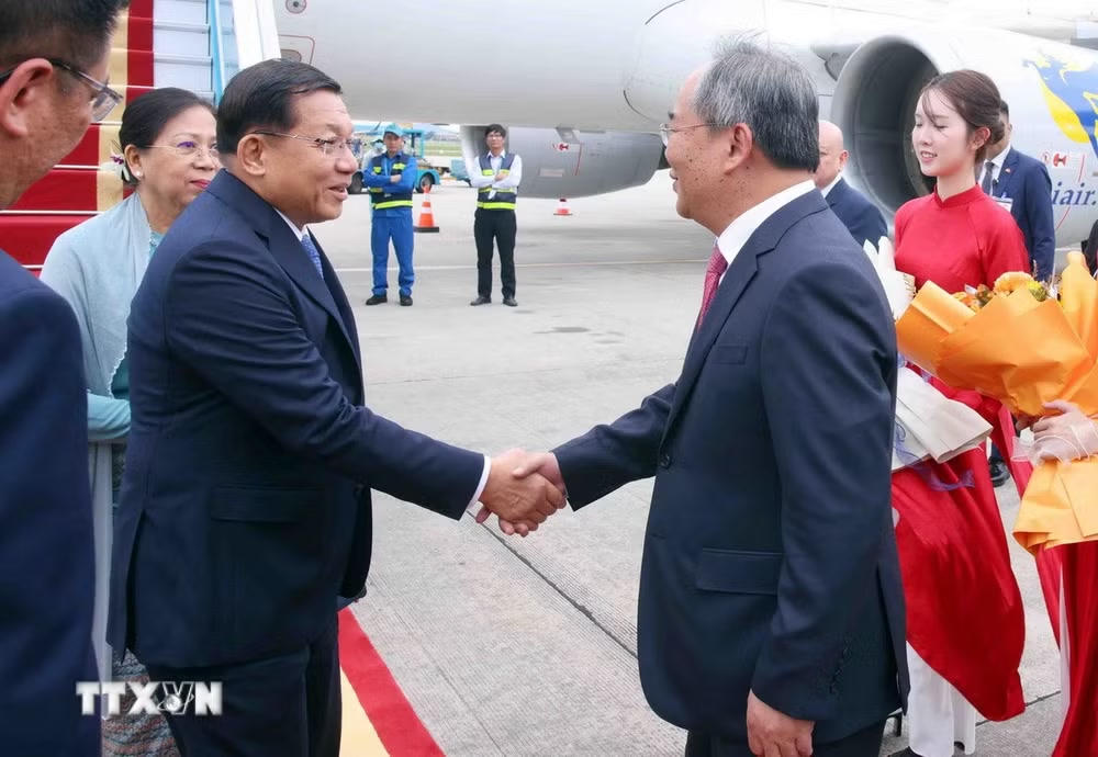 ttxvn-tong-thong-myanmar-va-phu-nhan-den-ha-noi2.jpg