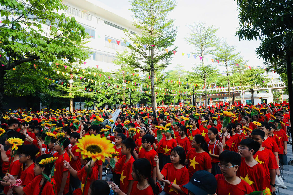 Học sinh Hà Nội chào đón năm học mới.
