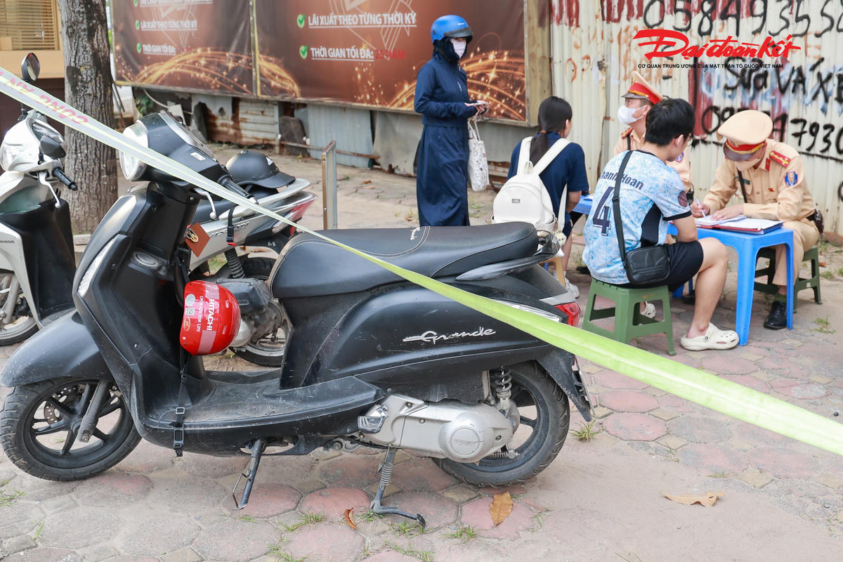 Qua làm việc, người cầm lái cho biết đang là học sinh lớp 12 tại một trường THPT trên địa bàn Hà Nội. Sáng cùng ngày, nam sinh này mượn xe máy của bố mẹ để chở em sinh năm 2009 đi học. Ảnh: Quang Vinh.