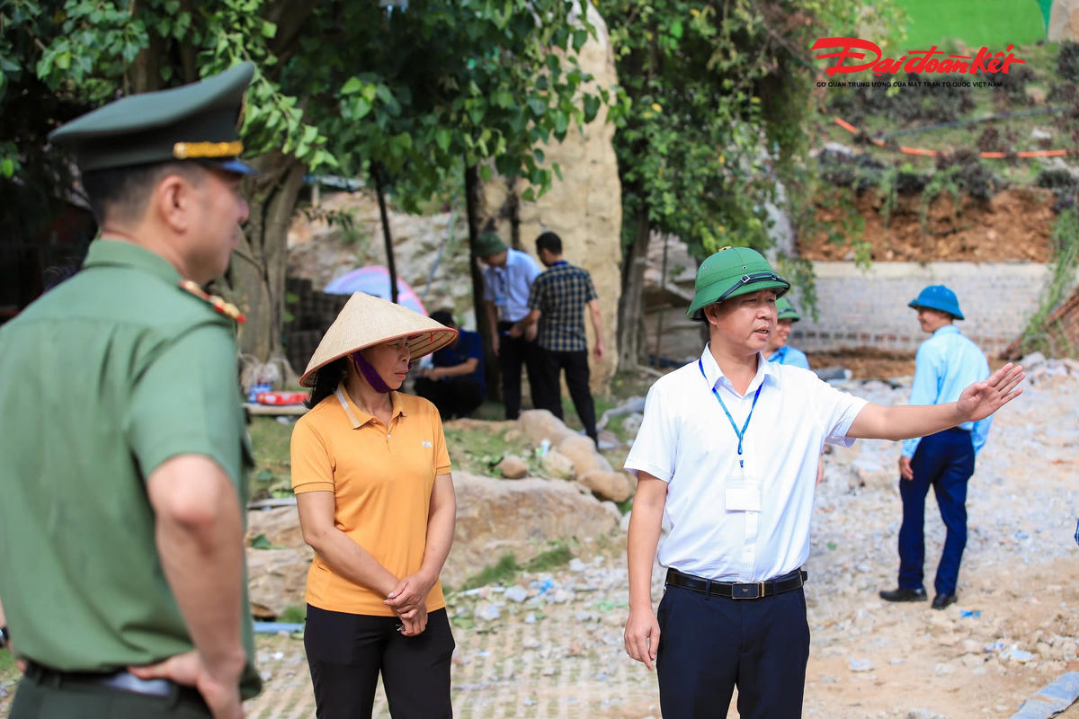 Sáng nay, ông Nguyễn Văn Toàn, Phó Chủ tịch UBND xã Kim Anh, trực tiếp chỉ huy cưỡng chế tại hiện trường.