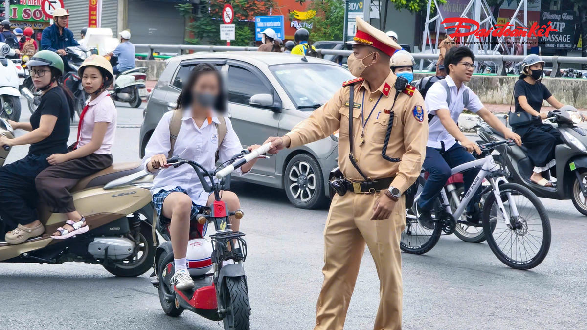 Trong ngày đầu triển khai, lực lượng chức năng tập trung kiểm tra những hành vi vi phạm được xác định là nguyên nhân trực tiếp dẫn đến tai nạn giao thông. Các lỗi được chú trọng xử lý gồm học sinh chưa đủ điều kiện điều khiển xe mô tô, xe gắn máy; không đội mũ bảo hiểm; chở quá số người quy định; vượt đèn đỏ, đi ngược chiều và tự ý độ, chế phương tiện.