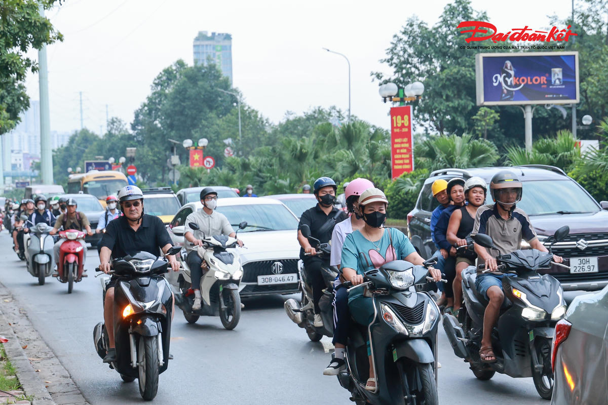 Chuẩn bị bước vào năm học mới nên tình trạng giao thông vào các giờ cao điểm càng trở nên đông đúc so với mấy tháng qua. Ảnh: Quang Vinh.